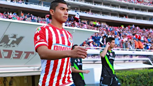 Orbelín Pineda con la camiseta de Chivas en 2016.