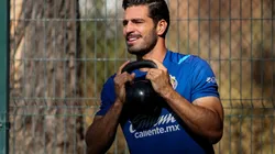 Antonio Briseño en un entrenamiento con Chivas.