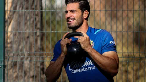 Antonio Briseño en un entrenamiento con Chivas.