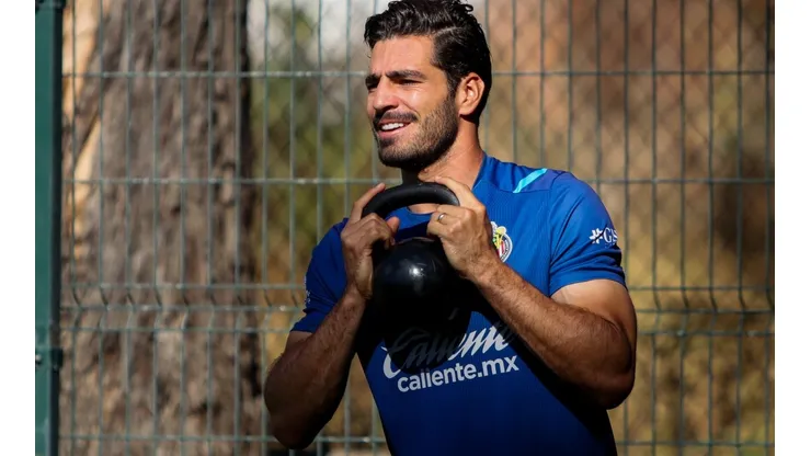 Antonio Briseño en un entrenamiento con Chivas.