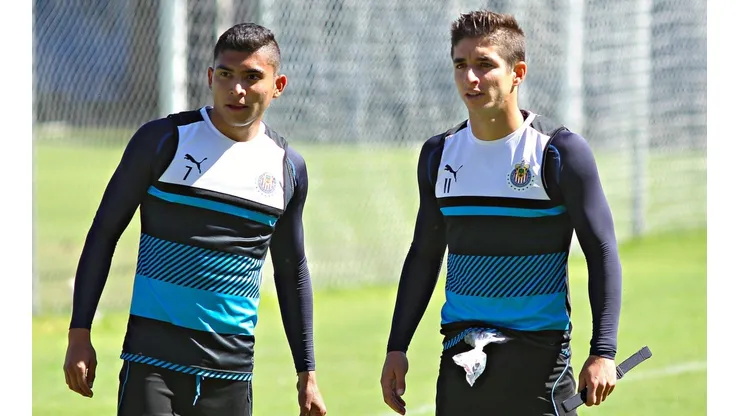 Orbelín Pineda e Isaac Brizuela con Chivas en 2017.