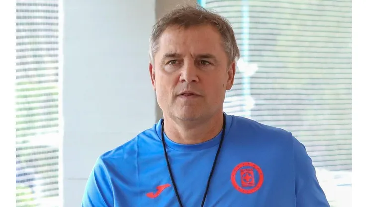 Diego Aguirre depura a su plantilla.