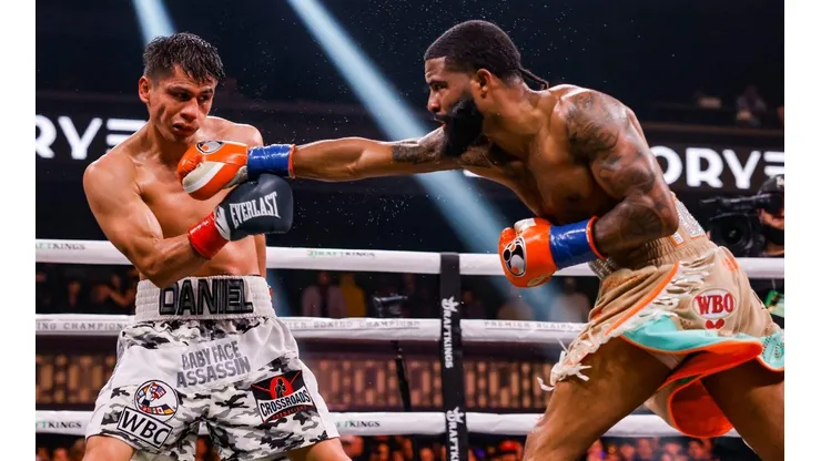 Fulton defiende sus cinturones ante Daniel Román.