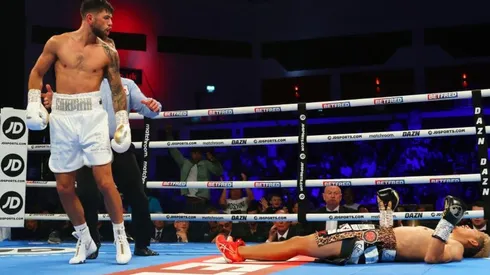 Espectular KO de Joe Cordina para ser el nuevo Campeón del Mundo de la FIB.