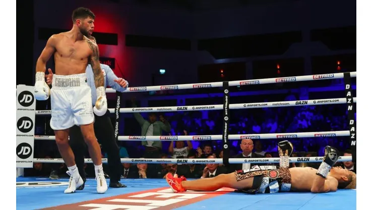 Espectular KO de Joe Cordina para ser el nuevo Campeón del Mundo de la FIB.