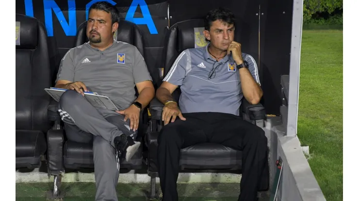 Roberto Medina y su auxiliar Adolfo Cadena.