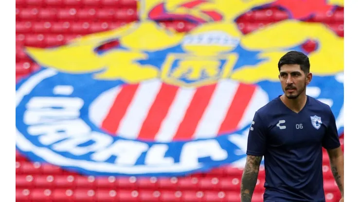 Víctor Guzmán de visita a Chivas al torneo posterior a su escándalo por dopaje.