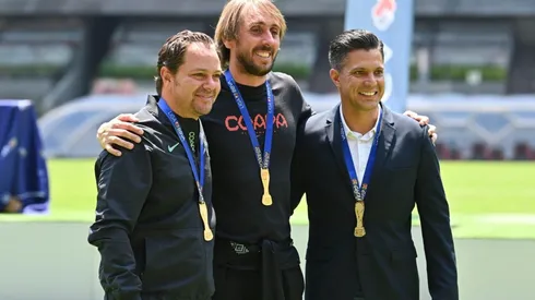 Santiago Baños, Raúl Herrera y Diego Ramírez celebrando el título sub 20 en el Clausura 2022.