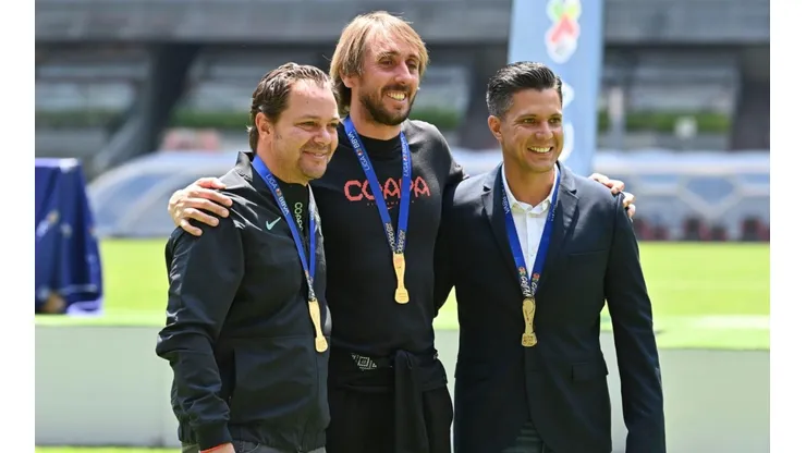 Santiago Baños, Raúl Herrera y Diego Ramírez celebrando el título sub 20 en el Clausura 2022.