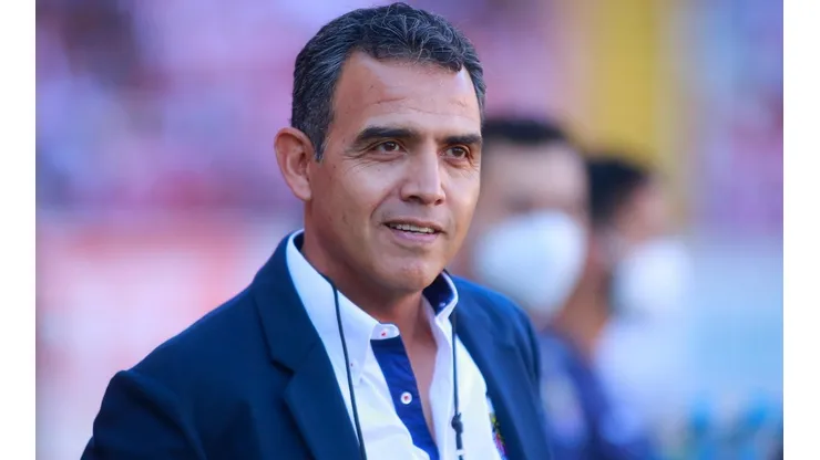 Ricardo Cadena tiene cinco triunfos, un empate y una derrota con Chivas.