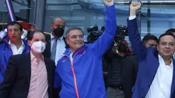 Diego Aguirre saluda al público de Cruz Azul.