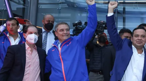 Diego Aguirre saluda al público de Cruz Azul.