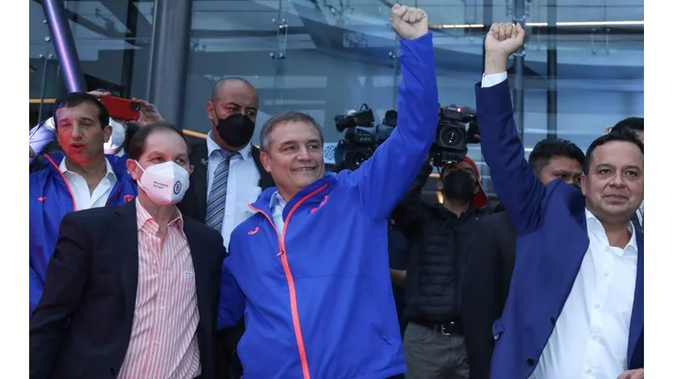 Diego Aguirre saluda al público de Cruz Azul.