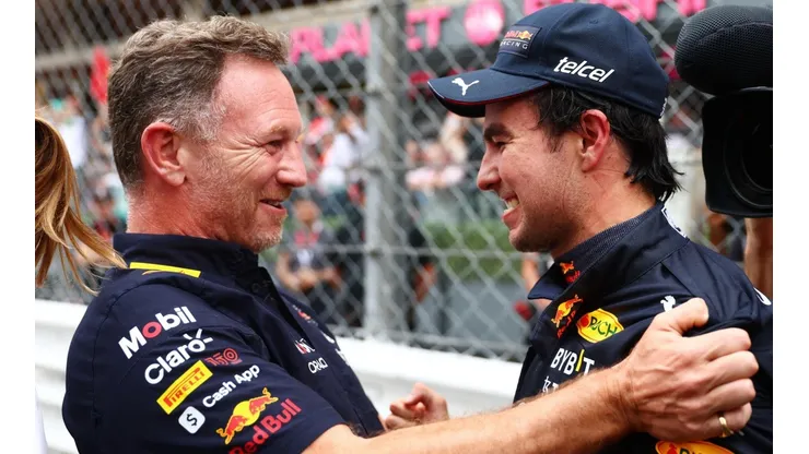 Sergio Pérez y Christian Horner celebran la victoria en Mónaco.