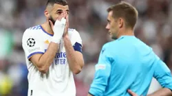 Karim Benzema, incrédulo ante la marcación del árbitro Clément Turpin.