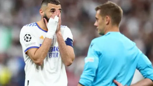 Karim Benzema, incrédulo ante la marcación del árbitro Clément Turpin.
