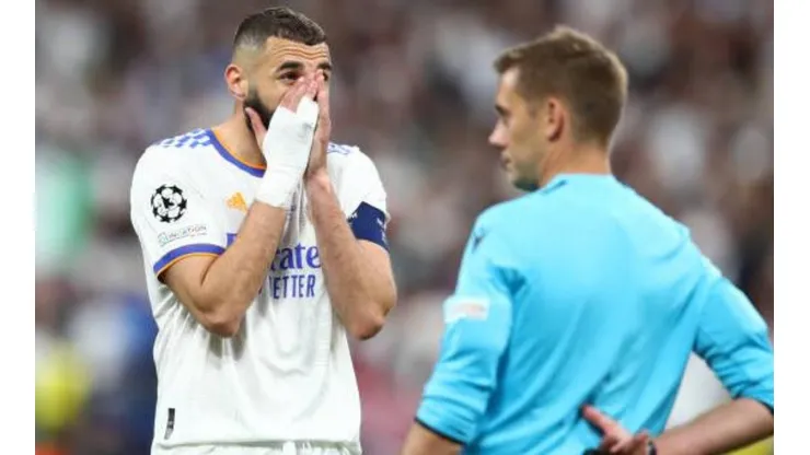 Karim Benzema, incrédulo ante la marcación del árbitro Clément Turpin.