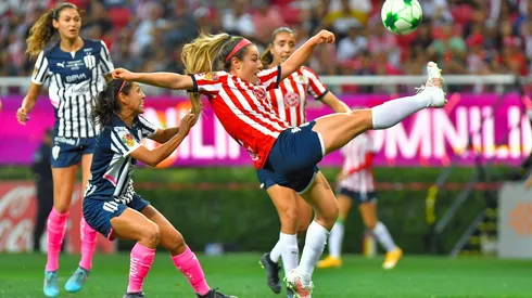 Karol Bernal en jugada defensiva para Chivas del Guadalajara.