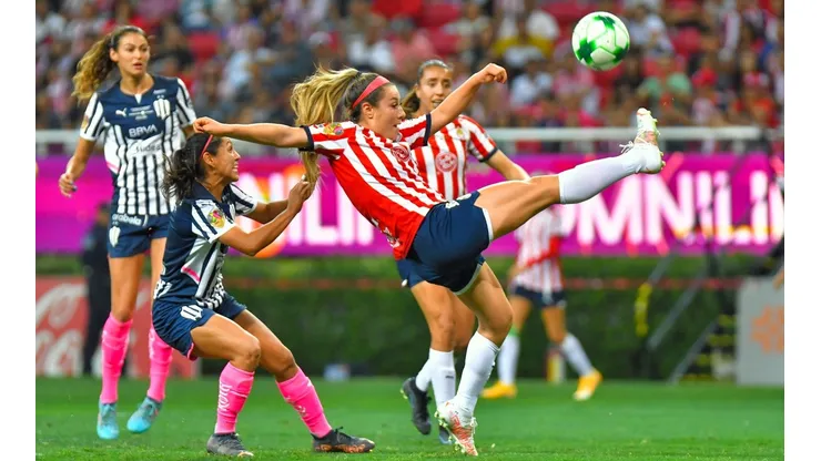 Karol Bernal en jugada defensiva para Chivas del Guadalajara.