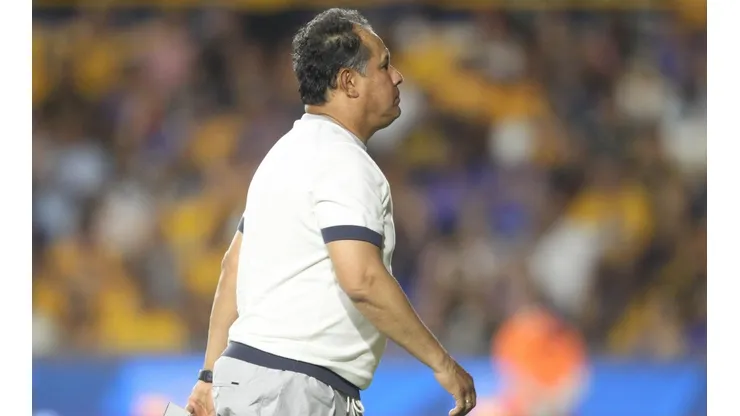 Juan Reynoso se fue después de tres torneos con Cruz Azul.