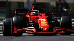 Charles Leclerc transitando su Mónaco natal.