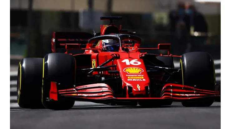 Charles Leclerc transitando su Mónaco natal.