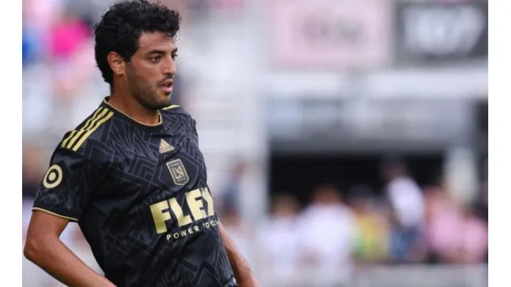Carlos Vela abandonó el partido por lesión.