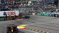 Max Verstappen y Lewis Hamilton doblando las curvas 15 y 16 del GP de Mónaco, denominadas "Piscina".