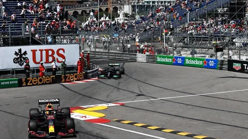 Max Verstappen y Lewis Hamilton doblando las curvas 15 y 16 del GP de Mónaco, denominadas "Piscina".