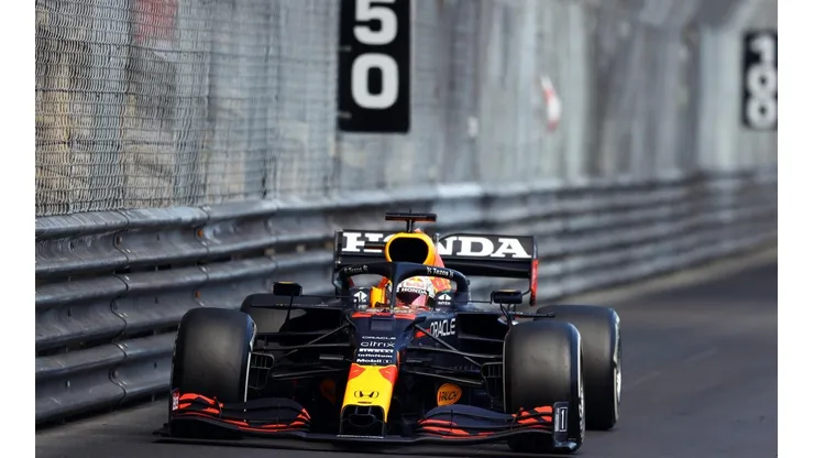 Sergio "Checo" Pérez transitando la recta que conduce a la curva 14 de Montecarlo, el inicio de "Piscina":
