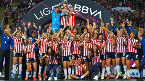 Chivas festeja un nuevo título de la Liga MX Femenil.