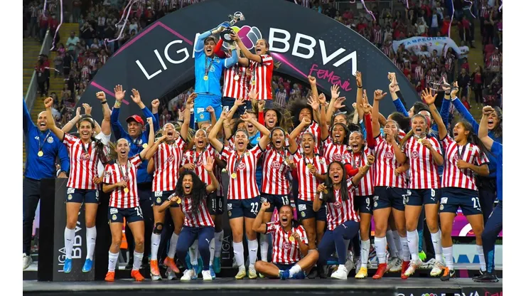 Chivas festeja un nuevo título de la Liga MX Femenil.