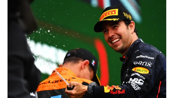 Pérez decidió ponerse bromista con un integrante de Red Bull mientras era entrevistado