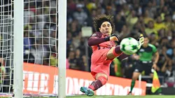 Ochoa vuela hacia el otro palo en el penal de Nicolás Ibañez.