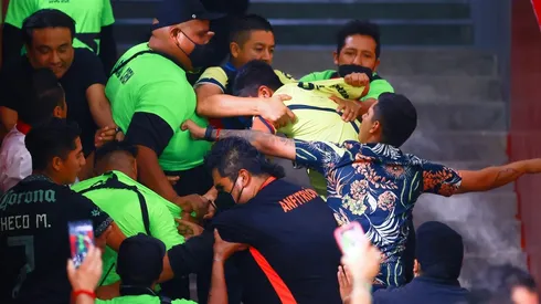 Afición del América protagonizó bronca en el Estadio Azteca.