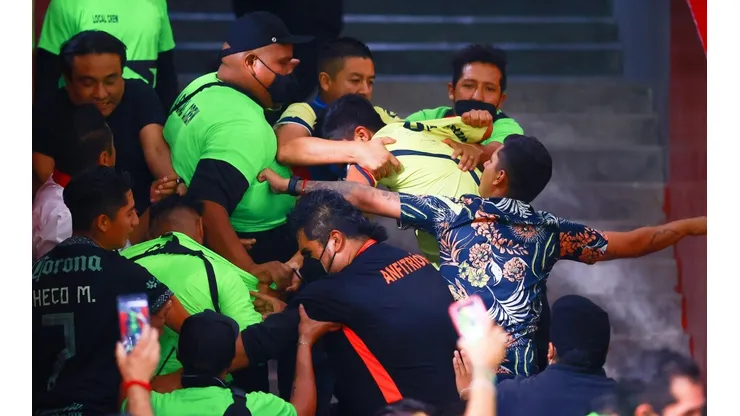 Afición del América protagonizó bronca en el Estadio Azteca.