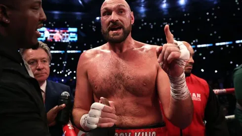Tyson Fury es filmado alcoholizado y atacando un taxi.