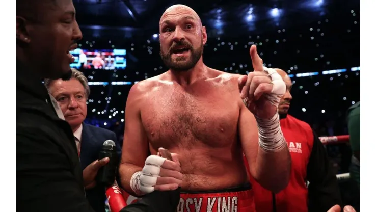 Tyson Fury es filmado alcoholizado y atacando un taxi.