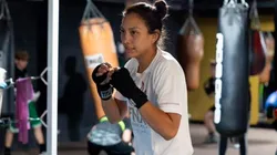 La boxeadora mexicana Alejandra Ayala continúa peleando por su vida en Escocia