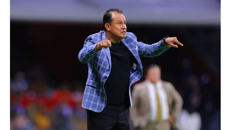 Juan Reynoso pone todo en busca de la remontada.