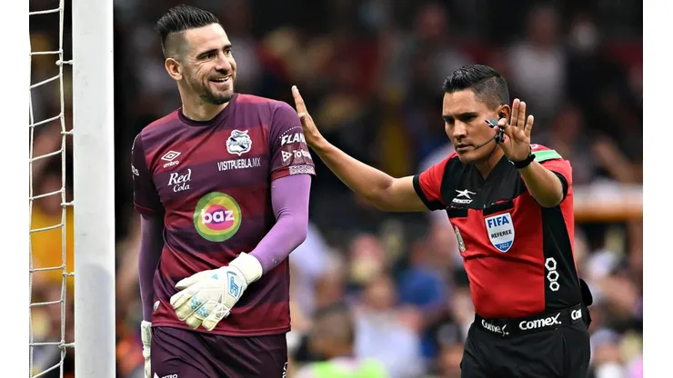 Felipe Ramos Rizo expuso al VAR tras repetir el penal de Diego Valdes.