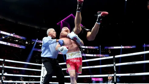 La prueba de la desesperación de Canelo Álvarez: Casi le da la voltereta a Bivol