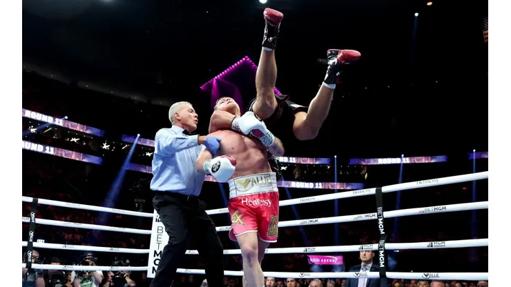 La prueba de la desesperación de Canelo Álvarez: Casi le da la voltereta a Bivol