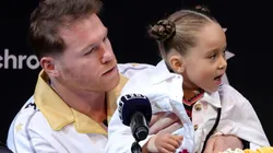 Álvarez decidió compartir la conferencia de prensa con su pequeña hija