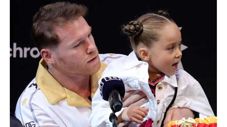 Álvarez decidió compartir la conferencia de prensa con su pequeña hija