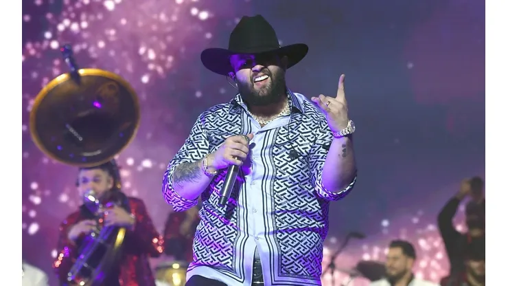 León ha tenido colaboraciones con diversos artistas como Grupo Firme, la banda favorita de Canelo