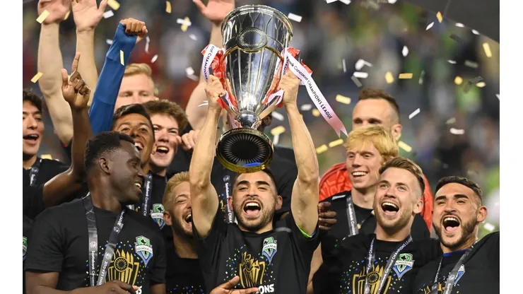 Seattle levanta el trofeo tras golear 3-0 a Pumas.