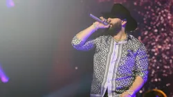 Carín León cantará el himno nacional antes de la pelea.