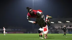 Marcelo Flores y uno de sus acrobáticos festejos de gol.