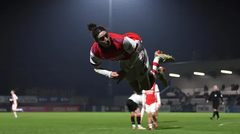 Marcelo Flores y uno de sus acrobáticos festejos de gol.